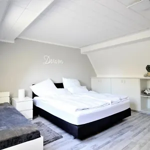 Zwei In Apartment